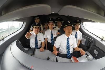 全路首批女動車組司機開展崗前培訓