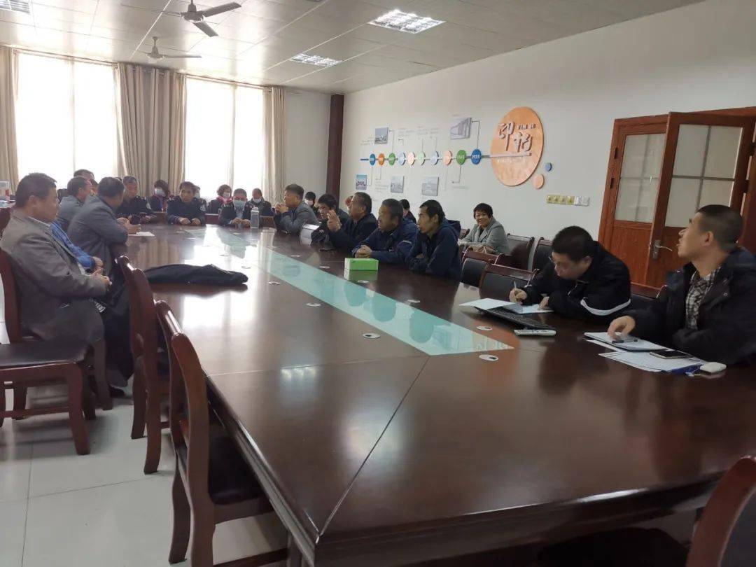 勝坨鎮(zhèn)實(shí)驗(yàn)小學(xué)召開司機(jī)照管員安全會(huì)議
