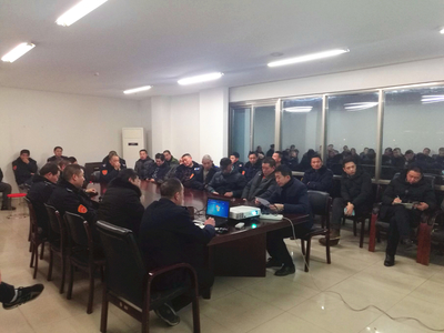 公交集團(tuán)快速公司組織駕駛員“一日三檢”專項(xiàng)培訓(xùn)